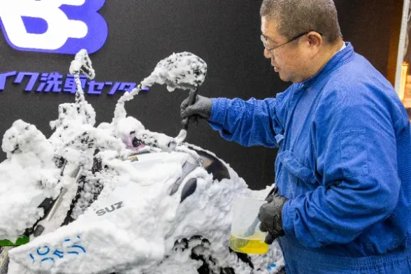 アワアワ洗車：車両全体の洗車および脱脂